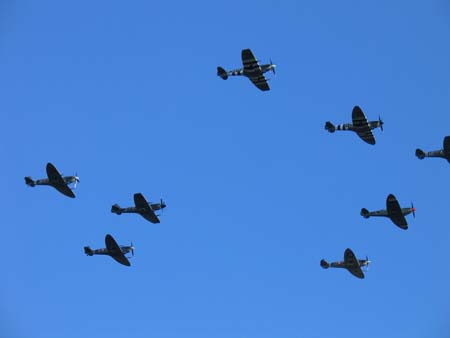 8 Spitfire in formazione