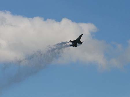 F16 volo lento